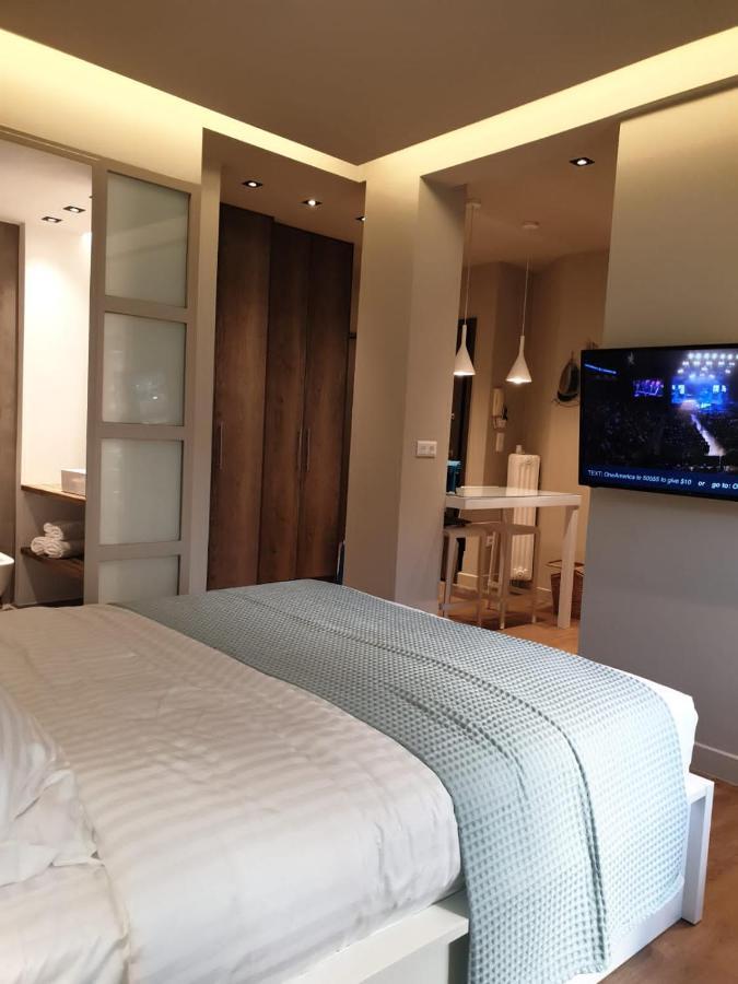 Апартаменты Renovated Studio With Roof Garden Access, 15 M Walk To Acropolis Афины Экстерьер фото