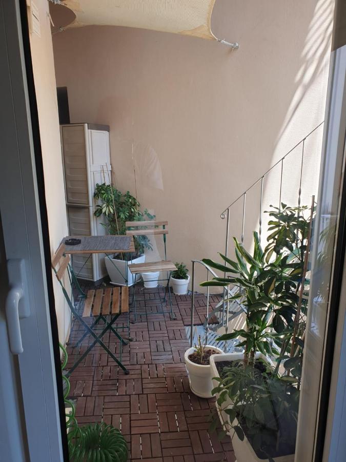 Апартаменты Renovated Studio With Roof Garden Access, 15 M Walk To Acropolis Афины Экстерьер фото